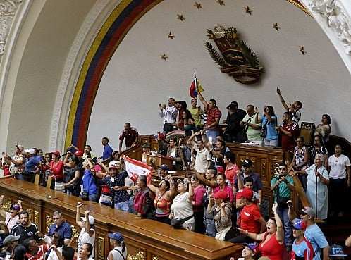No início de 2017, população ocupa Parlamento após este anunciar vacância da Presidência e processo de deposição de Maduro