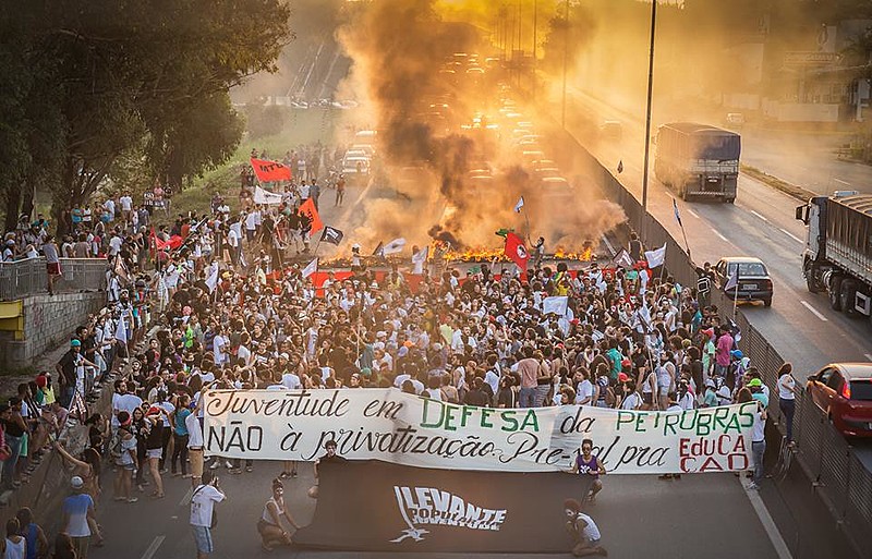 Em 2015, jovens faziam ato na Regap em defesa da Petrobras