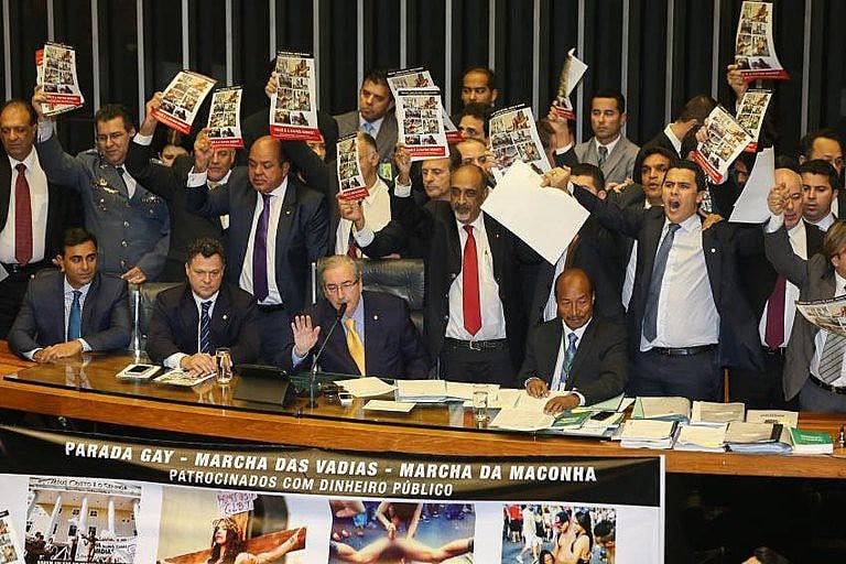 Bancada da Bíblia avança sobre educação