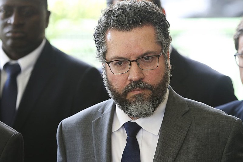 Jair Bolsonaro anunciou a nomeação de Ernesto Fraga Araújo em um tweet divulgado nesta quarta-feira (14)