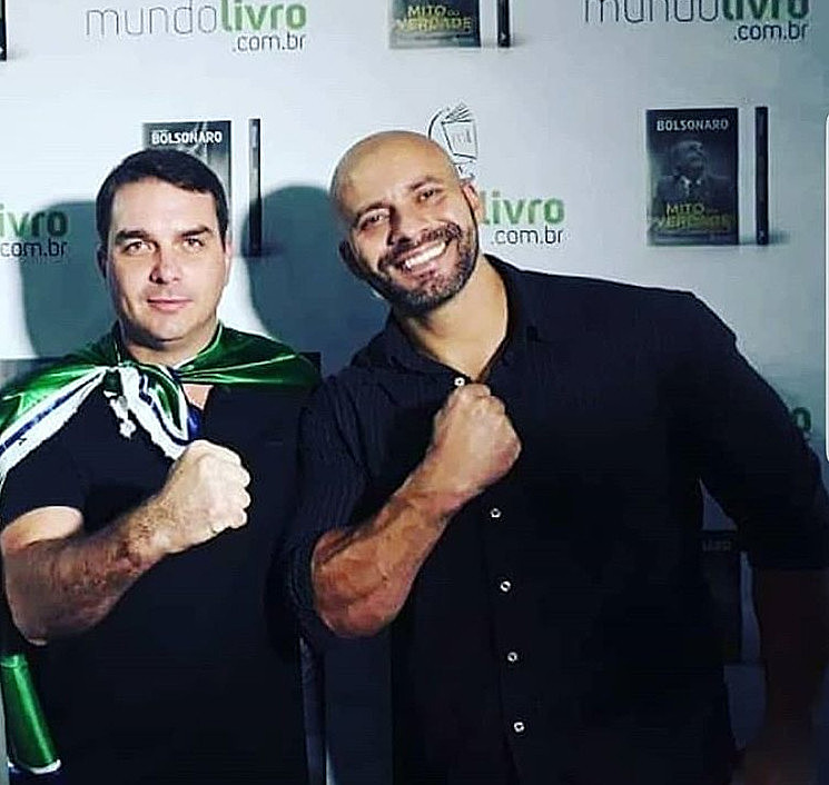 Daniel Silveira junto a Flávio Bolsonaro, filho do presidente da República, ambos integrantes do PSL