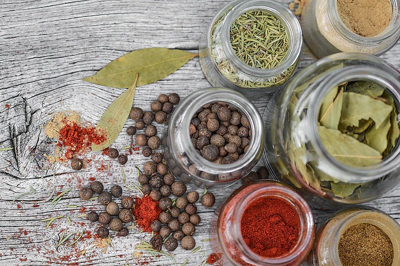 Cúrcuma, gengibre, cardamomo, cravo, noz moscada e canela são algumas das ervas consideradas especiarias