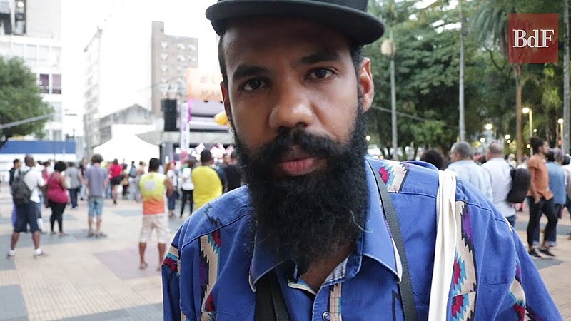 O músico também comenta sobre as transformações de seus álbuns e o processo de amadurecimento da banda ao longo desse processo