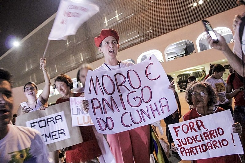 Manifestantes reunidos no entorno do Museu Nacional, em Brasília; ação faz parte do dia nacional de mobilizações