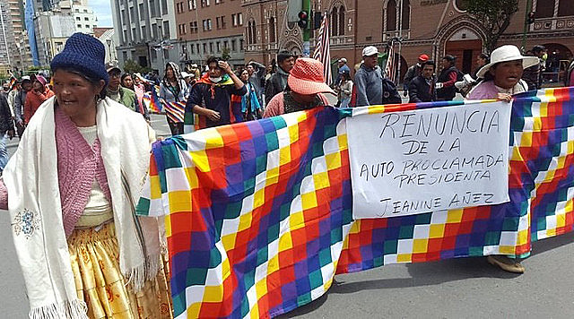 Bolivianas protestam contra golpe de Estado que destituiu Evo Morales