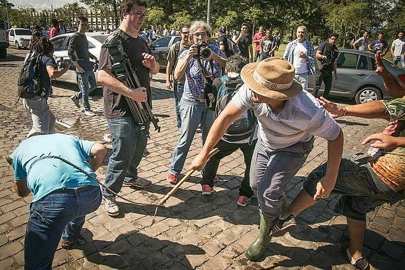 Um dos opositores agrediu a chicotadas estudantes e jornalistas que acompanhavam a caravana