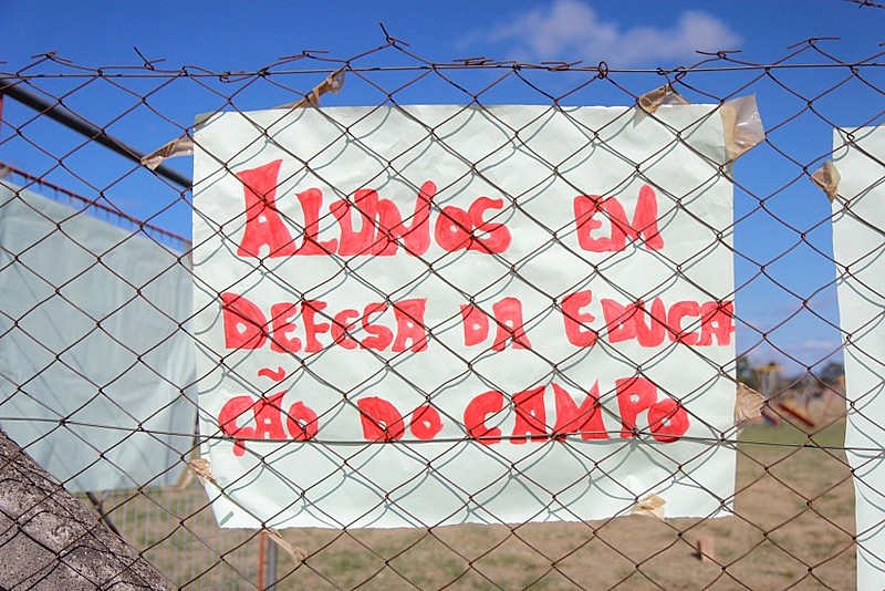 Queda no número de alunos é reflexo do enfraquecimento de políticas educacionais por parte do governo federal, diz professora