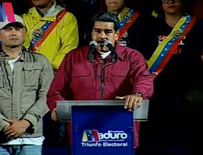 Logo após o resultado, Maduro discursou em frente à sede presidencial, com transmissão ao vivo por TV e internet
