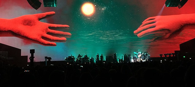Precisamos ser a soma desejada pelo músico Roger Waters(ex baixista do Pink Floyd) que passou pelo Brasil com sua turnê Us + Them