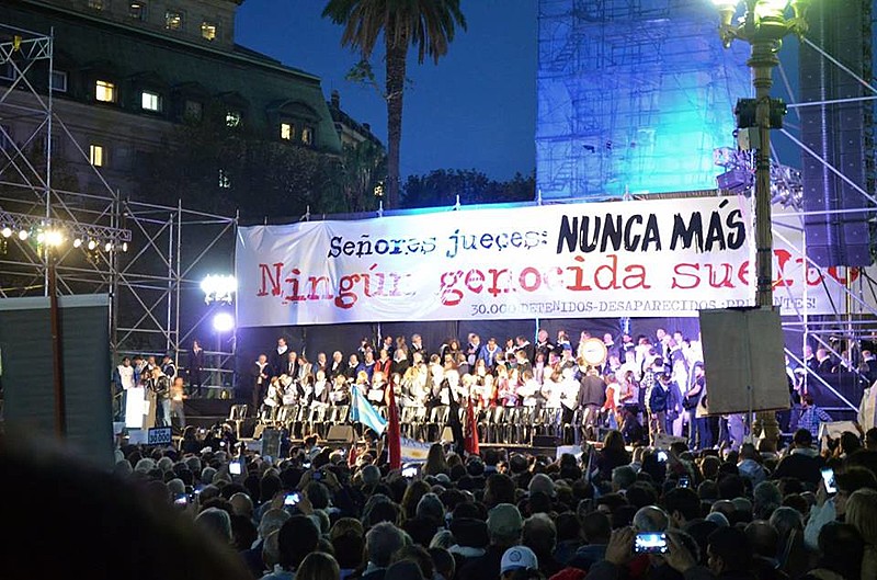 Na cidade de Buenos Aires, uma multidão se reuniu por justiça aos crimes da ditadura