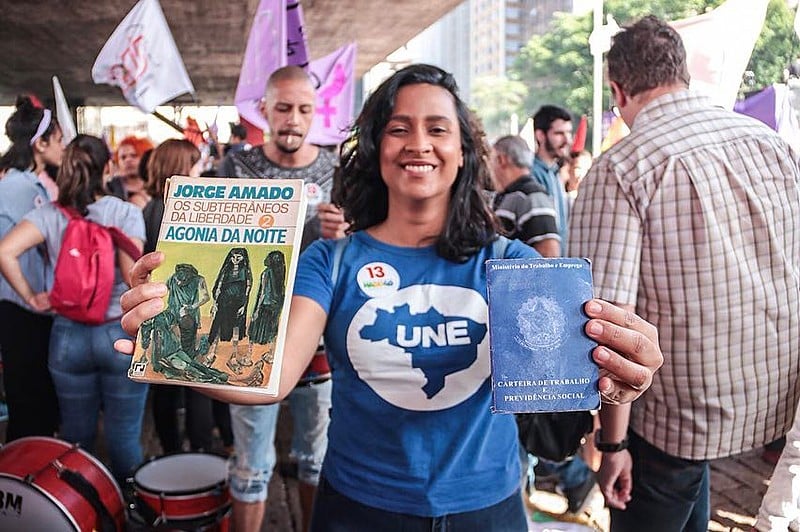 Estudante vai às ruas "armada" com livro e carteira de trabalho para ato contra a candidatura de Jair Bolsonaro (PSL)