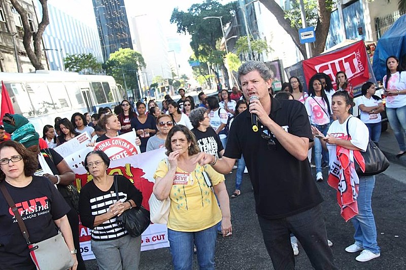 Profissionais da saúde protestaram em frente ao Hospital dos Servidores do Estado