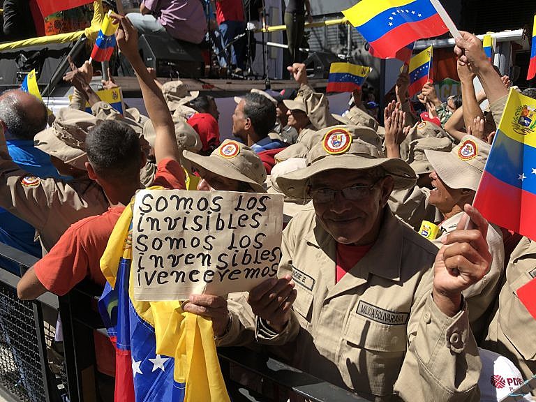 Manifestantes protestam no centro de Caracas, na Venezuela, no aniversário de um mês da tentativa de golpe contra o governo Nicolás Maduro