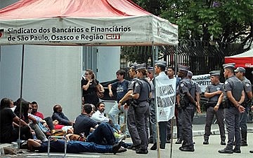 Protesto no Santander, em São Paulo, no final de janeiro, contra mudanças provocadas pela reforma trabalhista: resistência