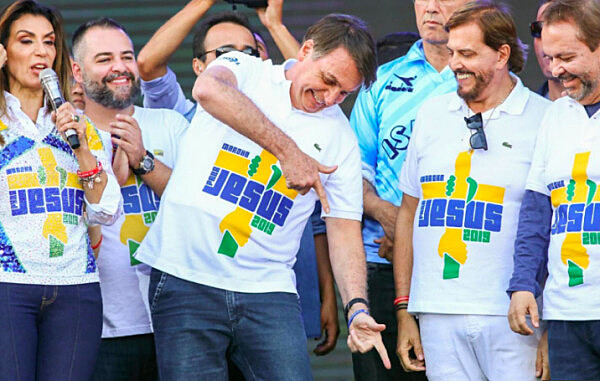 Durante a Marcha para Jesus, realizada em 20 de junho, presidente Bolsonaro (PSL) fez gestos de armas com as mãos.