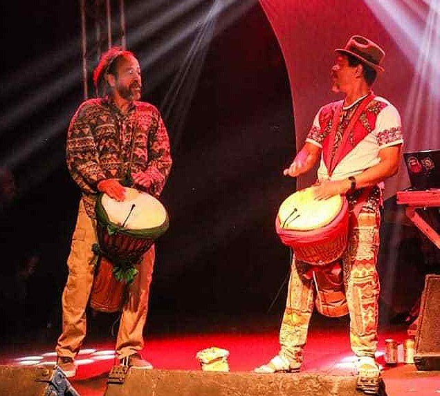 A banda faz ligação com os tambores nos ritmos de Pernambuco, o candomblé e a Afro World Music