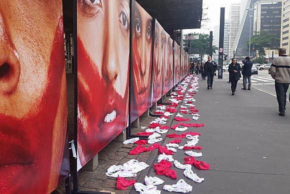 Manifestação organizada por ONG, em 2016, contra a cultura do estupro com fotografias e calcinhas no vão livre do Masp