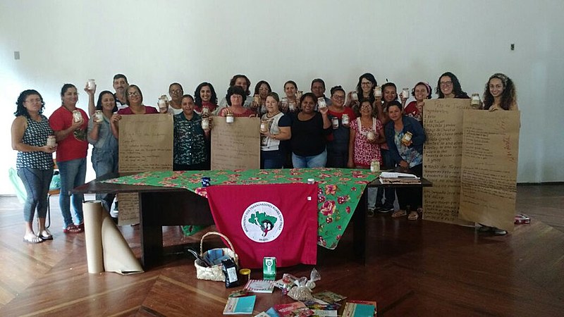 Militantes do MST que estarão na 3ª Feira Nacional da Reforma Agrária se reúnem para fazer Sal Temperado, para Culinária da terra