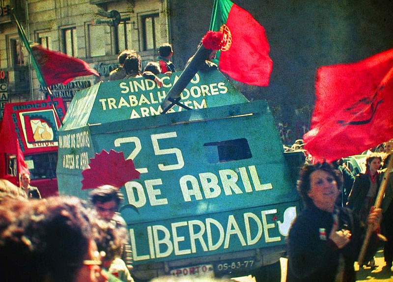 A Revolução dos Cravos em Portugal, se iniciou com Salgueiro Maia convocando seus militares: “Ora, vamos acabar com o estado a que chegamos”
