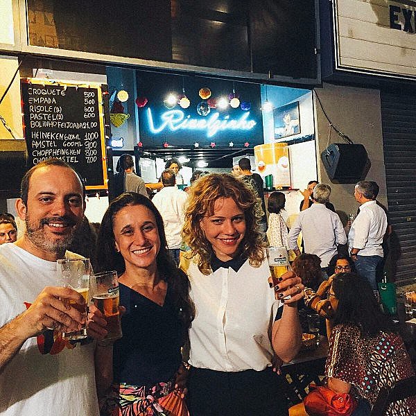 Atriz Leandra Leal (à direita) dirige o Rival com os quatro sócios