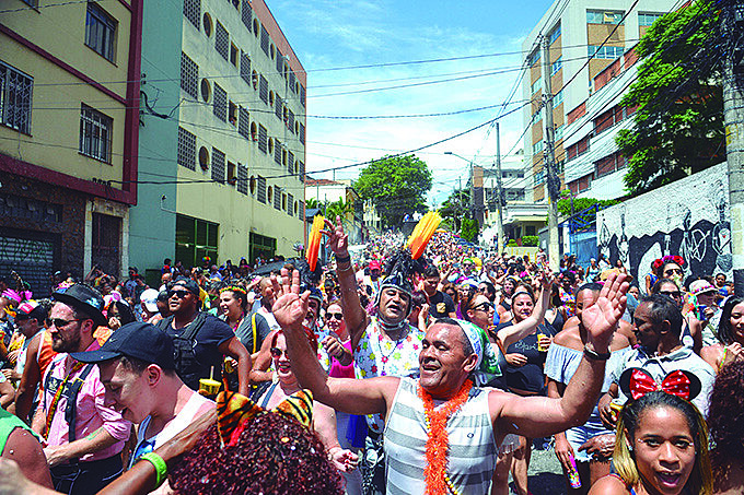 Em 2019, tom político da folia está em alta em todo o Brasil