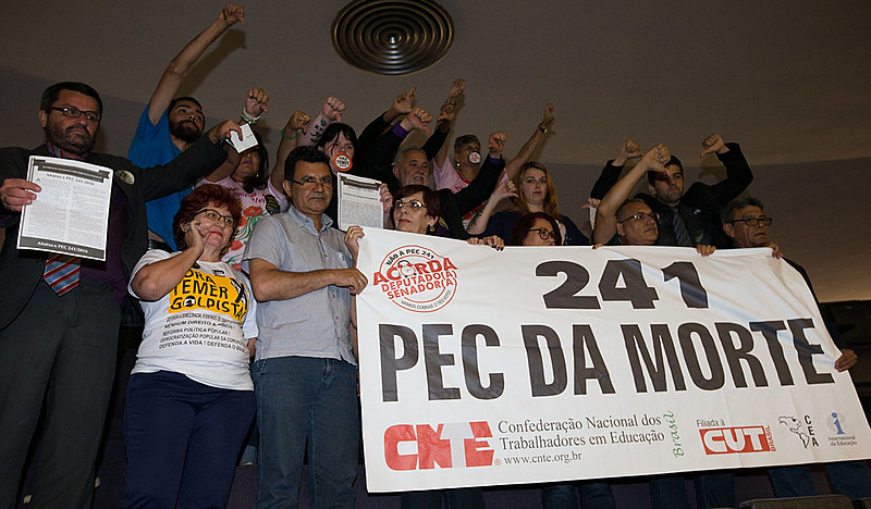 Público que acompanhava votação e protestava contra PEC