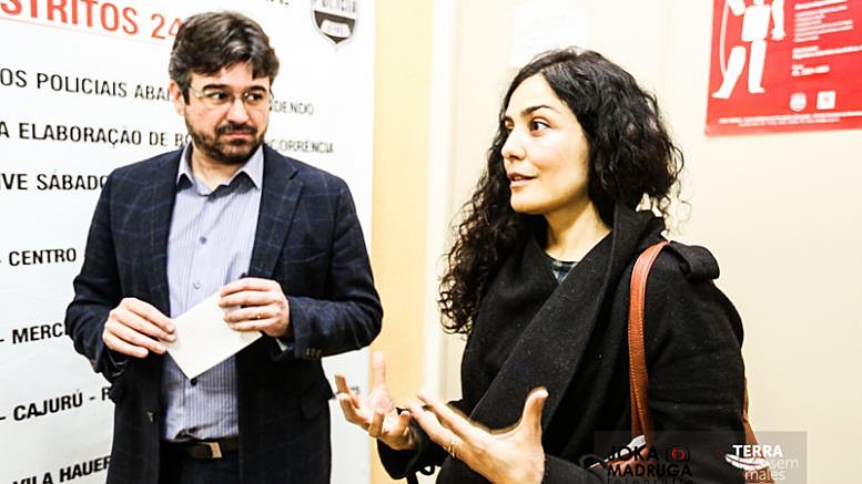 Leticia Sabatella registrou Boletim de Ocorrência por volta das 22h, na 1ª Distrito Policial de Curitiba. Ao seu lado está o advogado Nasser Ahmad Allan.