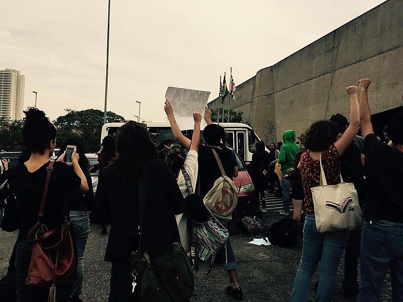 Jovens detidos chegam ao Fórum Criminal da Barra Funda e são recebidos por palavras de apoio contra a arbitrariedade policial