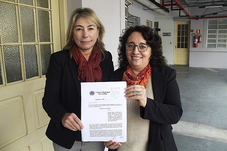 Maria Leticia e Professora Josete protocolaram projeto nesta terça-feira na Câmara de Curitiba.