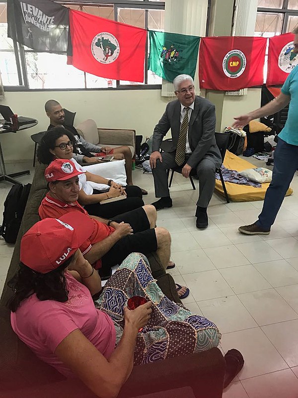 O senador Roberto Requião (MDB-PR) em visita aos militantes que estão em greve de fome há 9 dias.