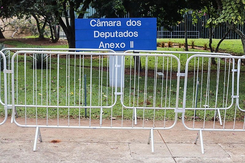 Grades ceram parte da fachada da Câmara dos Deputados, em Brasília (DF)