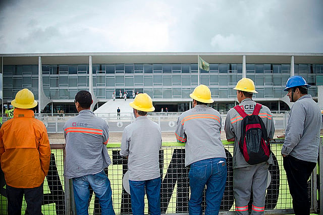 Trabajadores eléctricos frente al Palacio do Planalto el día de protestas contra la privatización