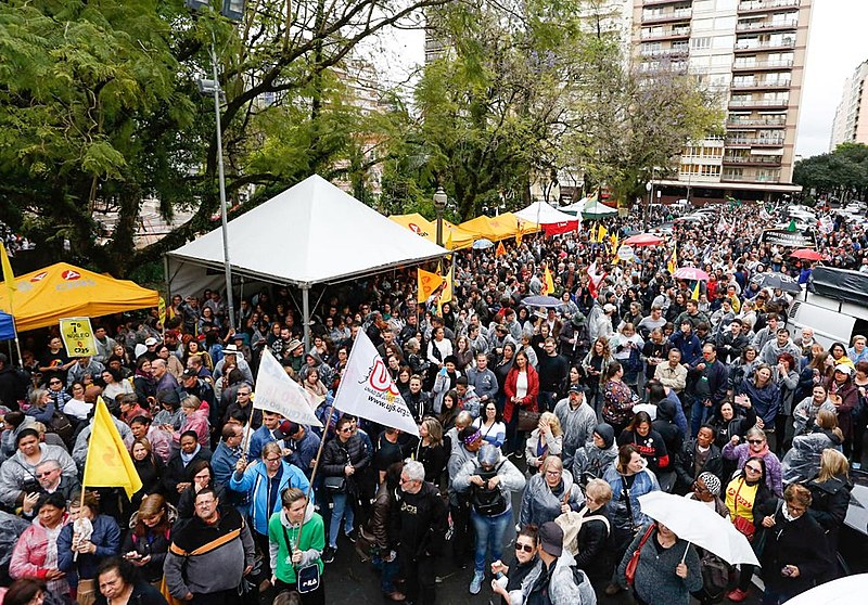 Mobilização lotou a Praça da Matriz em defesa do funcionalismo