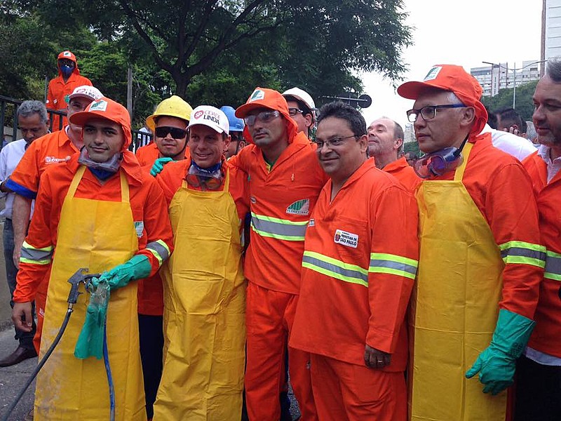 Doria posa para foto com pintores que cobrem pichações
