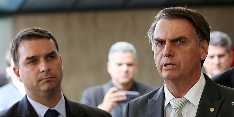 Bolsonaro ao lado do filho Flávio, senador pelo mesmo partido do pai, PSL
