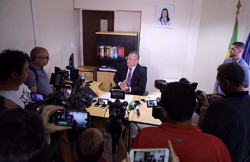 Ernani Batista, procurador geral do estado, anuncia ações do governo à imprensa
