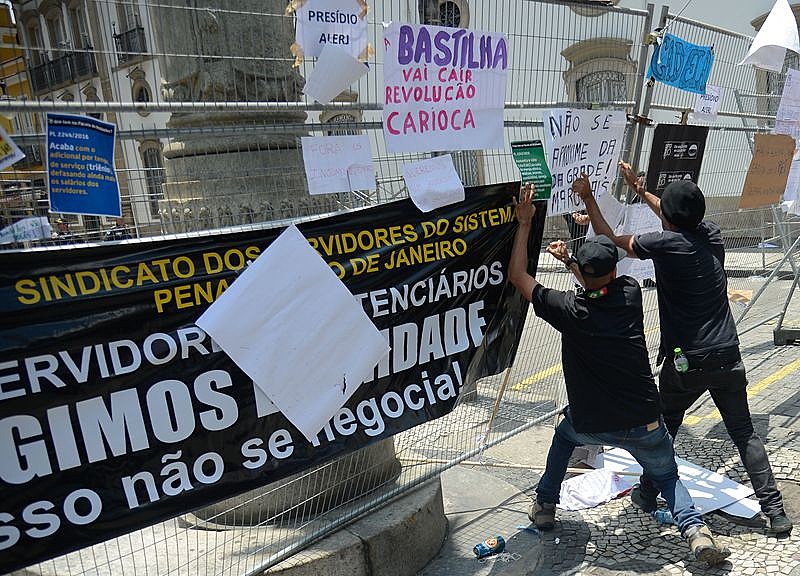 Servidores protestam contra o pacote de cortes do governo do estado em frente ao prédio da Alerj