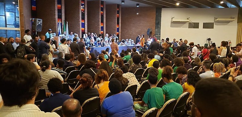 Audiência teve presença massiva de estudantes da Uerj, movimentos negros, parlamentares e representantes do MP-RJ e Defensoria Pública