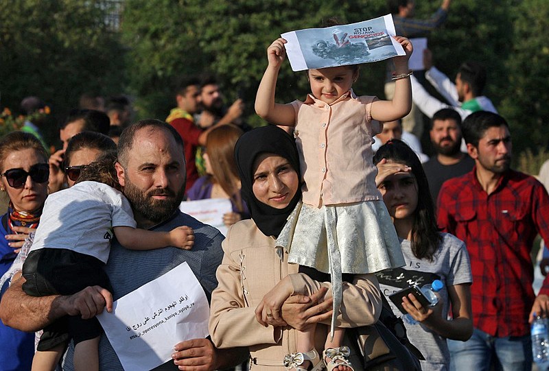 Família protesta nesta quinta (10) em Arbil, capital da região autônoma curda no norte do Iraque, contra ofensiva turca no nordeste da Síria