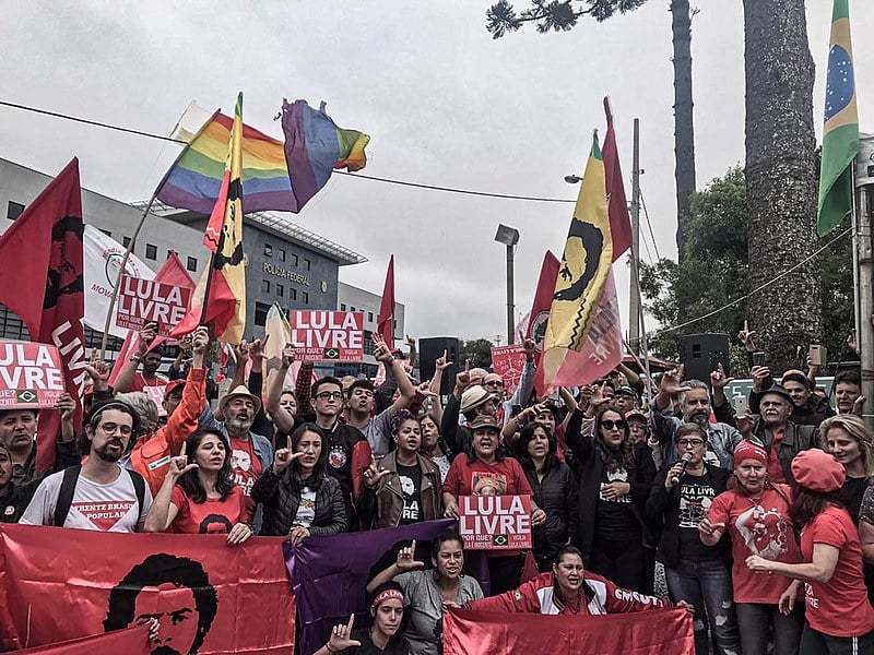 Clima é de grande expectativa na Vigília Lula Livre, em Curitiba