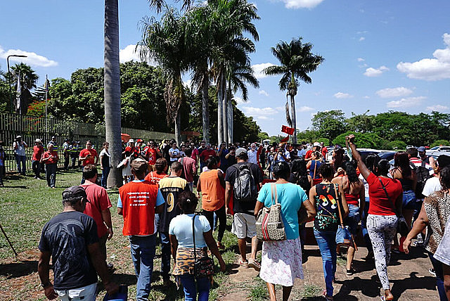 Approximately 300 people gathered outside the embassy, most of them in support of Nicolás Maduro