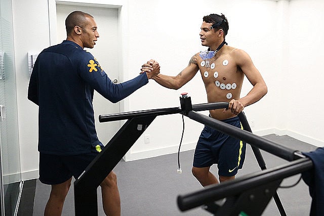 Seleção passa por testes físicos na Granja Comary. Na foto, Miranda e Thiago Silva.