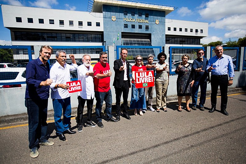 Parlamentares petistas participaram de manifestação em frente à PF para defender a liberdade do ex-presidente