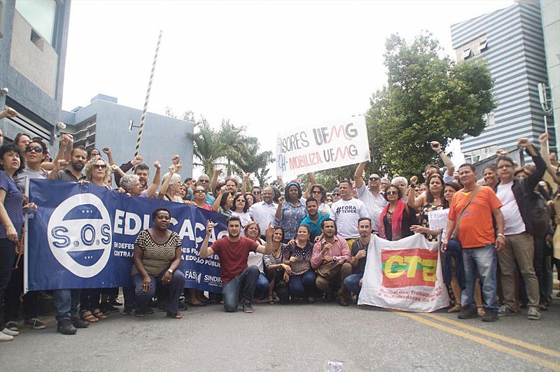 Comunidade acadêmica e dos movimentos sociais acompanha condução coercitiva de reitoria da UFMG pela Polícia Federal