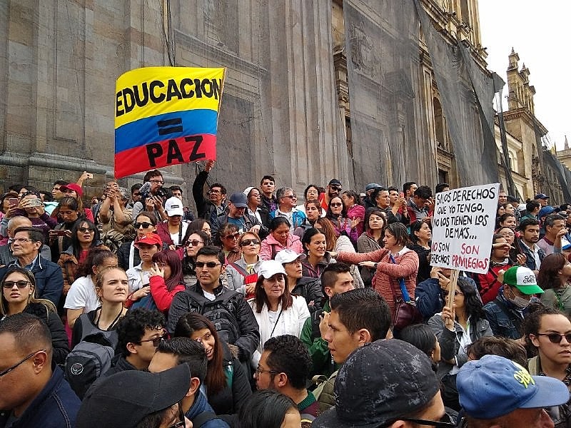Marcha na cidade de Bogotá, capital da Colômbia, em defesa do ensino superior público no país