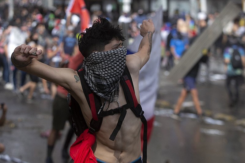 Manifestante chileno enfrenta tropas do governo: "Piñera não deve governar"