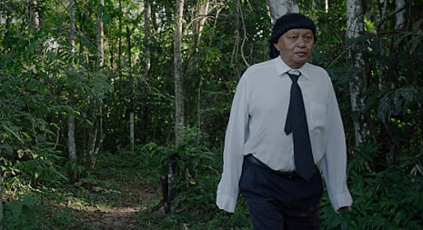 Cena do documentário Ex-Pajé, que conta a história de Perpara, indígena do povo Paiter Suruí, e seus conflitos religiosos