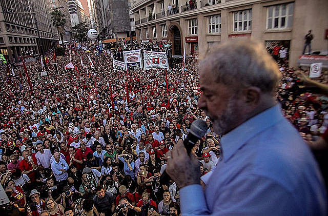 Manifestantes viajaron a la ciudad de Porto Alegre, en la región sur de Brasil, para participar de las movilizaciones en apoyo a Lula