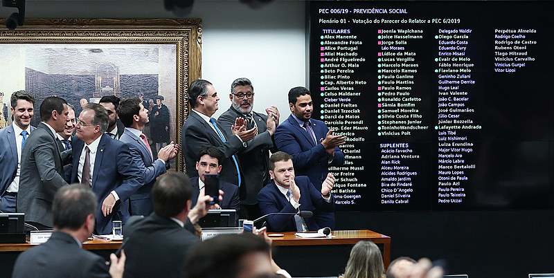 Deputados da base governista comemoram aprovação do texto-base da reforma da Previdência