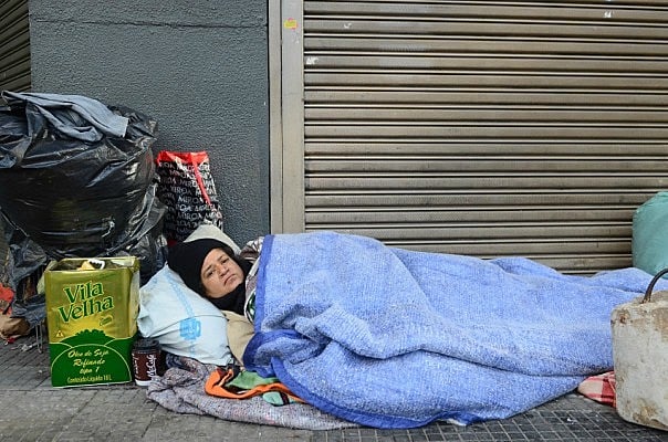 Decreto publicado pelo prefeito permite a remoção de cobertores, colchonetes, mantas, travesseiros, lençóis dos moradores de rua.